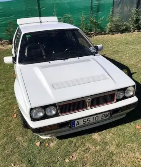 Bílá Lancia Delta před převozem