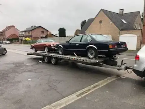 Klasický černý sedan na přívěsu