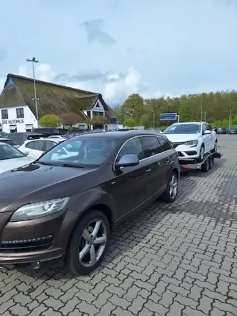 Hnědé Audi Q7 u prodejce
