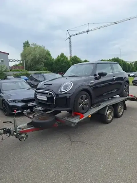 Tmavé SUV na přívěsu
