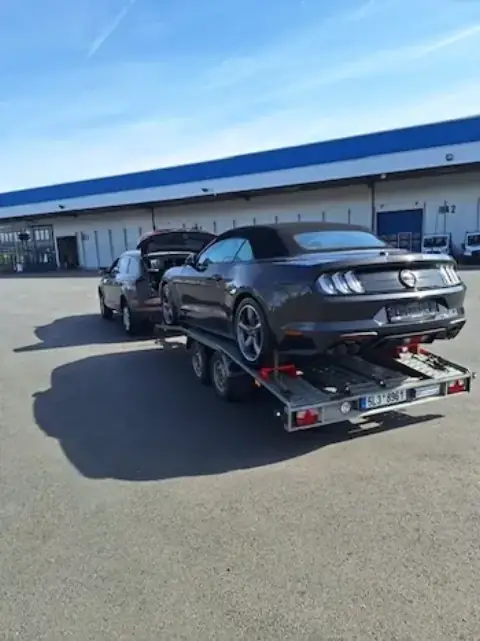 Kabriolet na přívěsu před autosalonem