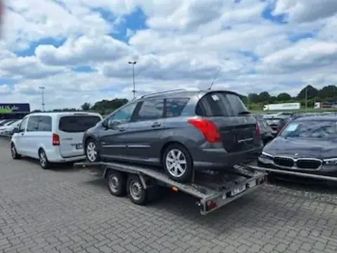 Šedé kombi na přívěsu